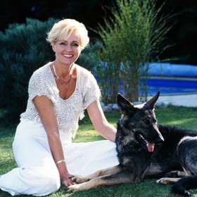 Helena Vondráčková na archivním snímku se svým mazlíčkem v roce 1995. Už tehdy si potrpěla na ovčáky. 