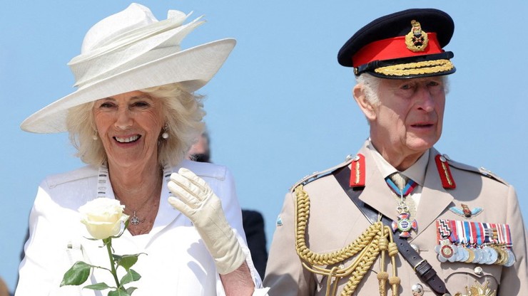 Král Karel III. se svou ženou Camillou a Brigitte Macron.