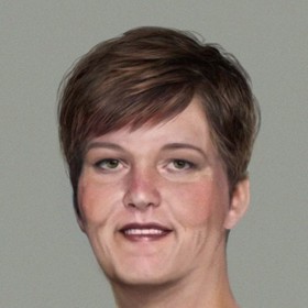 Portrét Amy Bradley, podle kterého ji lze poznat.