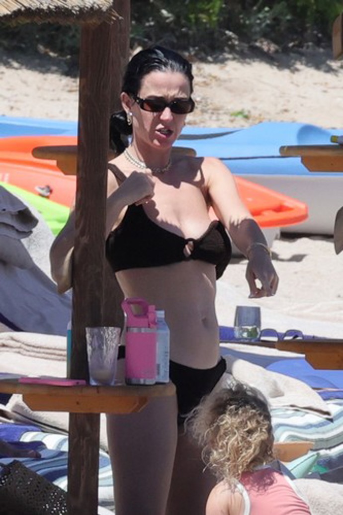 Katy Perry na pláži.