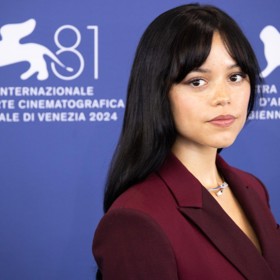 Nositelkou účesu cowgirl je i herečka Jenna Ortega.