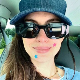 Anne Hathaway vypadá skvěle i bez líčidel.