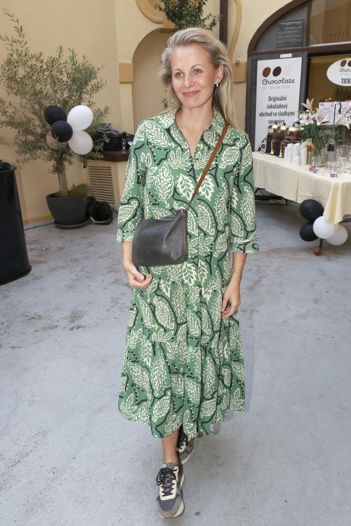 Michaela Badinová nosí k barevným letním šatům ráda sportovní trendy tenisky. 