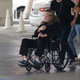 Zpěvák Ozzy Osbourne byl po poslední operaci páteře upoután na invalidní vozík. 