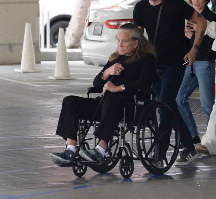 Zpěvák Ozzy Osbourne nemohl po operaci páteře chodit.