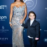 Eva Longoria sedmiletého syna Santiaga pěkně cepuje. Musí po sobě uklízet a odnášet talíř do dřezu, sladkosti i čas u iPadu má na příděl.