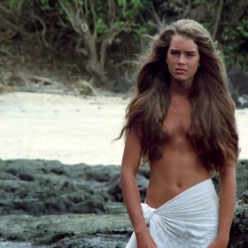 Brooke odehrála valnou část filmu polonahá. Aby jí vlasy nesklouzly z ňader, měla je přilepené. I když za ni v sexuálních či nahých scénách zaskakovala dublérka, v nemravných představách diváků samozřejmě figurovala nezletilá Brooke.