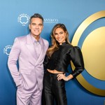 Robbie Williams a Ayda Field jsou čtyřnásobnými rodiči. Děti neukazují, ale nechtějí je ani rozmazlovat. Musejí tak létat v economy class, zatímco rodiče frčí první třídou.