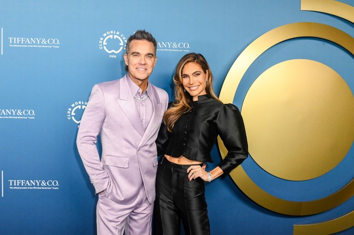 Robbie Williams a Ayda Field jsou čtyřnásobnými rodiči. Děti neukazují, ale nechtějí je ani rozmazlovat. Musejí tak létat v economy class, zatímco rodiče frčí první třídou.