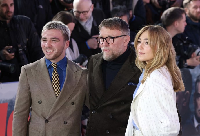To syn Rocco Ritchie (vlevo) se trošku odrodil. Roste z něj fešák po tátovi Guyovi (uprostřed), u kterého žije, a vyznává klasickou módu. Vydělává si herectvím, modelingem a také malováním obrazů. Nedávno měl například výstavu v Miami.