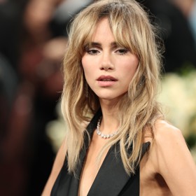 Modelka Suki Waterhouse také propadla rádoby ledabylému, ale šmrncovnímu sestřihu.