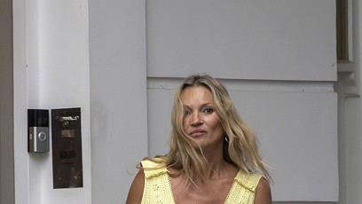 FOTO: Kate Moss opět vystavuje dekolt.