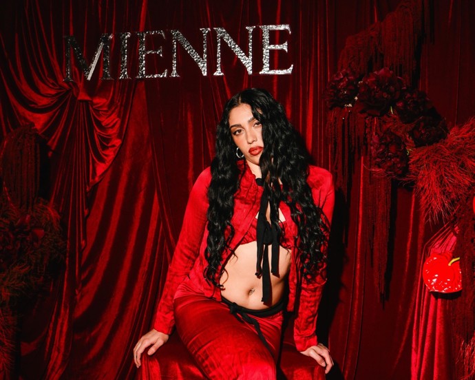 Madonna své děti vede pevnou rukou a učí je převzít zodpovědnost za vlastní život. Nejstarší dcera Lourdes Leon tak už roky žije na vlastní pěst, vydělává si jako muzikálová zpěvačka, tanečnice a modelka. A stejně jako maminka svými názory a odíváním pěkně dráždí konzervativce.