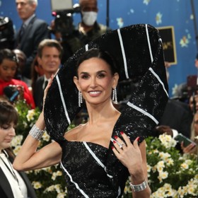 Po šedesátce se jí povedlo restartovat kariéru a co víc, vypadá lépe než kdy dřív. Takto zazářila na květnovém Met Gala. Hádali byste, že už překročila šedesátku a je babičkou?