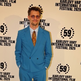 Slovenský herec Juraj Loj zazářil na premiéře filmu Sbormistr, kde ztvárnil hlavní roli, v tyrkysově modrém obleku. 