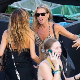 Opilá Kate Moss na festivale.