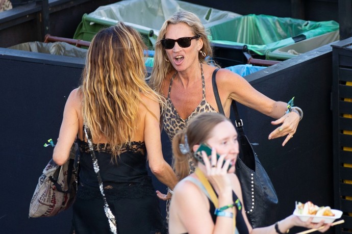 Opilá Kate Moss na festivale.