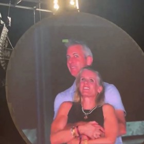 Záběr z odhalené nevěry na koncertě Coldplay.
