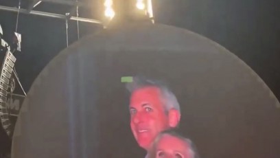FOTO: Záběr z odhalené nevěry na koncertě Coldplay.