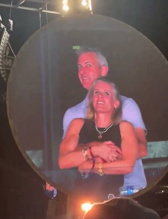 Záběr z odhalené nevěry na koncertě Coldplay.