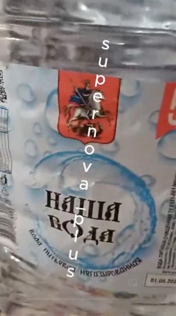 Lahev s údajně otrávenou vodou.