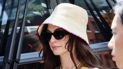 FOTO: Anne Hathaway v krásných letních šatech.