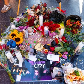 Lidé vzdávají hold Ozzy Osbournovi na chodníku slávy.