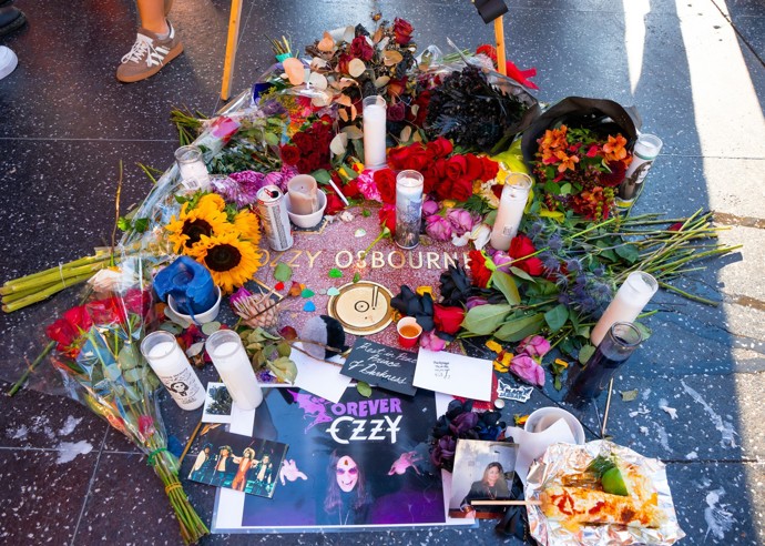 Lidé vzdávají hold Ozzy Osbournovi na chodníku slávy.