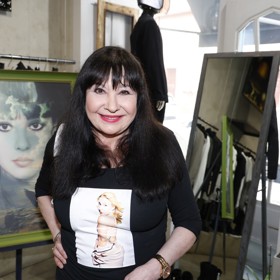Dagmar Patrasová v jednom z pražských butiků převzala nový obraz od umělce Romana Řeháka. 