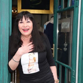 Dagmar Patrasová v jednom z pražských butiků převzala nový obraz od umělce Romana Řeháka. 