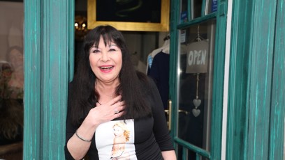 FOTO: Dagmar Patrasová v jednom z pražských butiků převzala nový obraz od umělce Romana Řeháka.