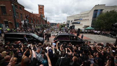 FOTO: Kolona s rakví Ozzyho Osbournea projela Birminghamem