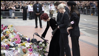 FOTO: Osbournovi a s nimi tisíce fanoušků položili květiny za Ozzyho Osbournea