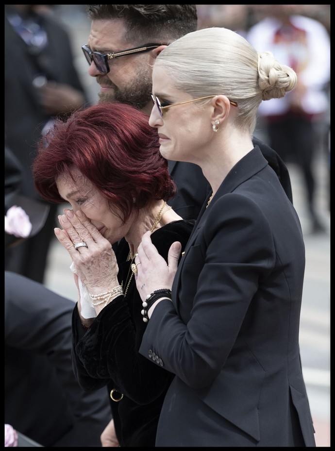 Plačící Sharon s dětmi Kelly a Jackem.