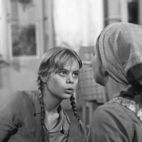 Robinsonka: Dívčí románek o dospívající dívce, která se musí po smrti matky postarat o domácnost a otce.