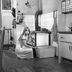 Hlavní hrdinka se musí naučit prát i vařit.