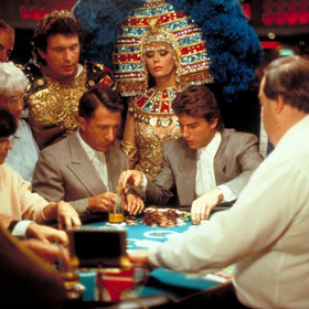 Raymond nerad navazuje oční kontakt. Všechny dialogy s Charliem (Tom Cruise) jsou proto natočeny z profilu.