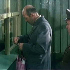 Podvodníci budou samozřejmě dopadeni policisty, kterým v této komedii přezdívají "kliftoni", dle Léona Cliftona, fiktivního románového detektiva.