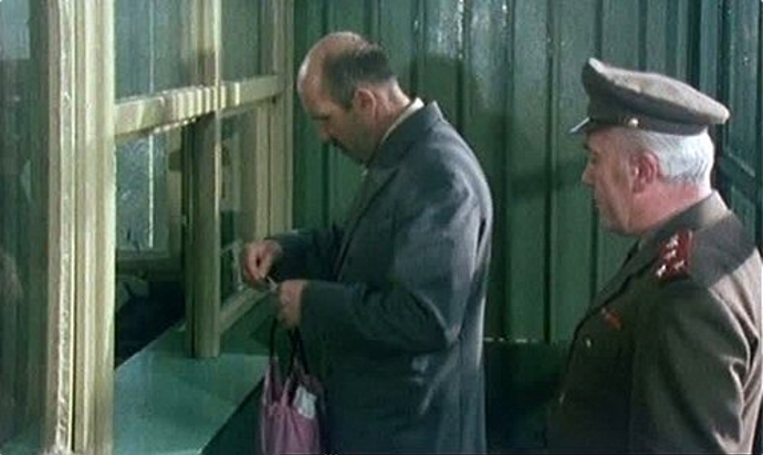Podvodníci budou samozřejmě dopadeni policisty, kterým v této komedii přezdívají "kliftoni", dle Léona Cliftona, fiktivního románového detektiva.