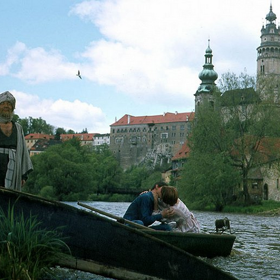 Exteriéry u řeky a na hradě se točily v okolí Vltavy v lokalitě Dívčí kámen.