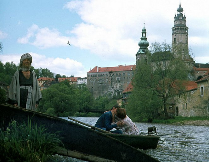 Exteriéry u řeky a na hradě se točily v okolí Vltavy v lokalitě Dívčí kámen.