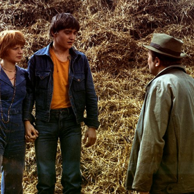 Snímek z filmu Hop - a je tu lidoop. Monika Hálová si zahrála po boku Vladimíra Dlouhého.