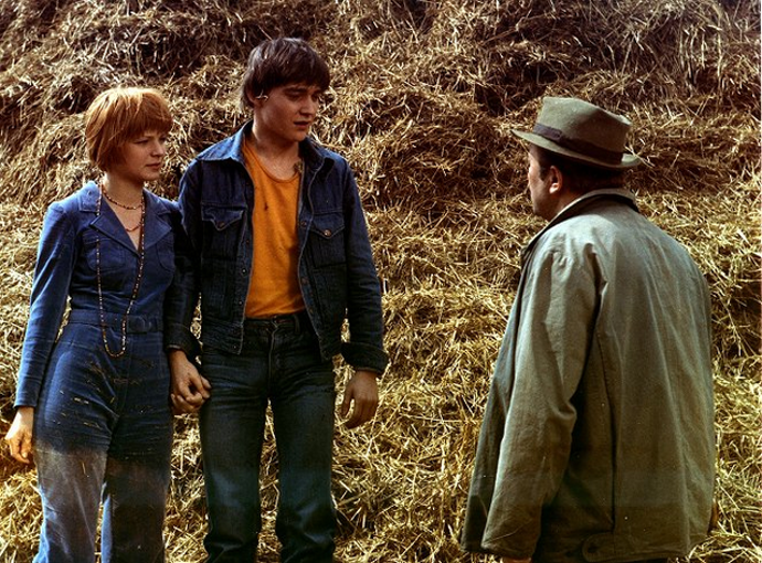 Snímek z filmu Hop - a je tu lidoop. Monika Hálová si zahrála po boku Vladimíra Dlouhého.