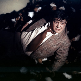 Snímek z filmu Hop - a je tu lidoop. Na fotce herec Josef Vinklář.