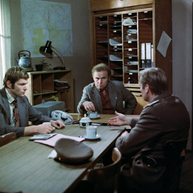 Soví hnízdo: V lese je objevena brutálně zavražděná osmiletá holčička a postřelený pes, který ji doprovázel. Začíná rozsáhlá pátrací akce po vrahovi. Čas je však zatím na vrahově straně...