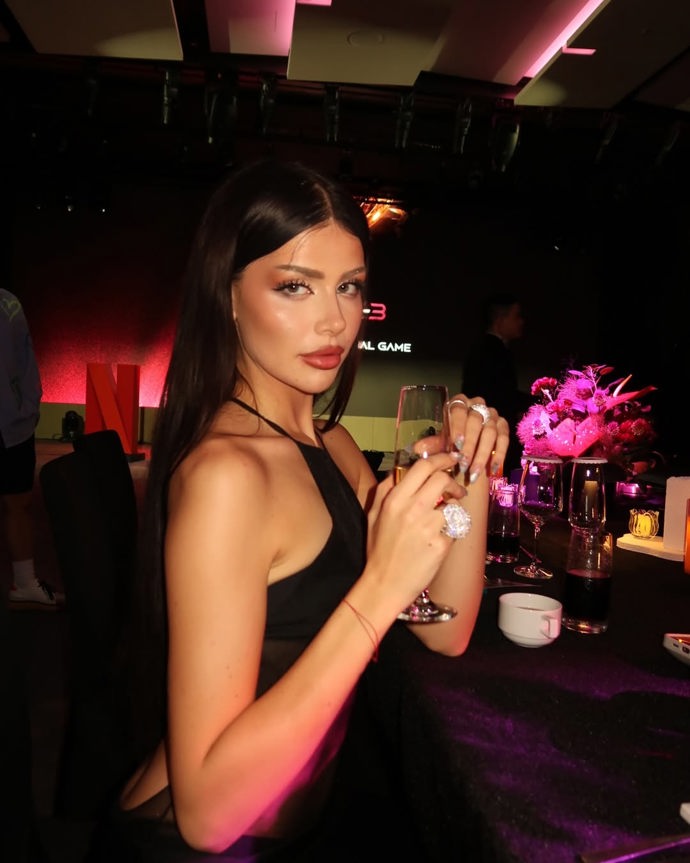 Dominique Alagia se podle mnohých snaží stylizovat do asijského stylu.