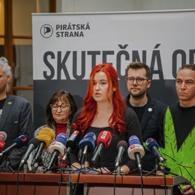 Katerina Demetrashvili spolupředstavila návrh Pirátů na legalizaci konopí. 