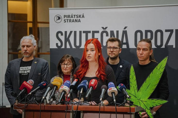 Katerina Demetrashvili spolupředstavila návrh Pirátů na legalizaci konopí. 