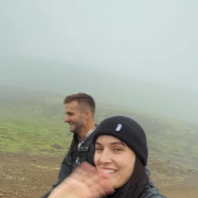 Tereza s Matyášem se procházejí po Islandu.