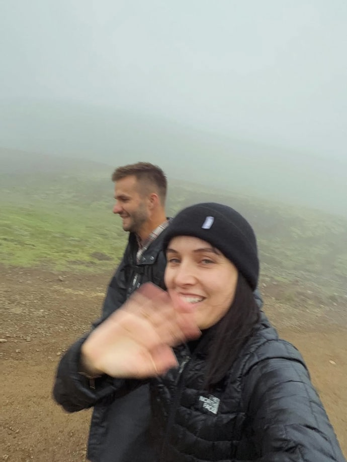 Tereza s Matyášem se procházejí po Islandu.